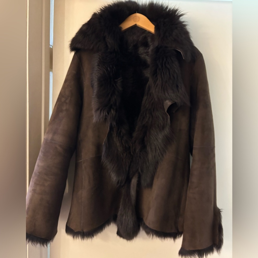 Elegant Dark Brown Women's Jacket Preowned
Pit to pit ~20in West ~19 Long ~27